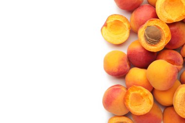 Olgun kayısılar beyaz bir meyve üzerinde izole edilmiş. Üst görünüm