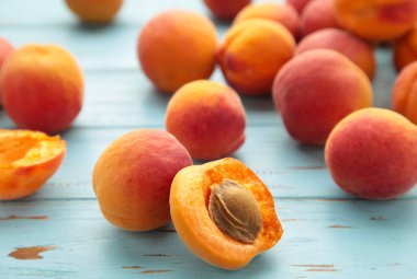 Eski mavi arka planda taze kayısılar. Üst görünüm