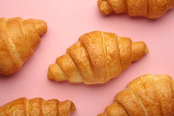 Croissants Recém Assados Fundo Rosa Croissants Rolos Manteiga Fresca Quente — Fotografia de Stock