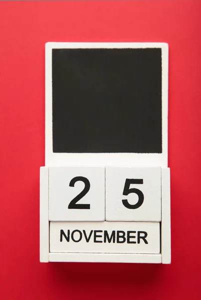 Holzkalender 2022 Mit Der Aufschrift November Auf Rotem Hintergrund Schwarzer — Stockfoto