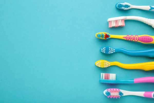 Escovas Dentes Coloridas Fundo Azul Vista Superior — Fotografia de Stock