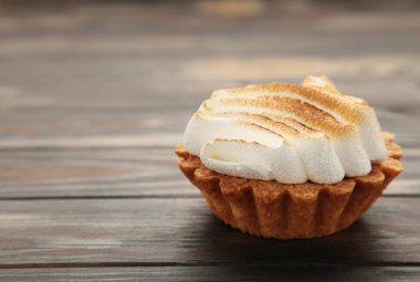 Kahverengi arka planda beyaz kremalı iştah açıcı limonlu kekler. Tatil, sürpriz, doğum günü, Sevgililer Günü. Üst görünüm.