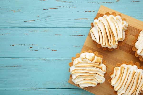 Appetitliche Zitronen Cupcakes Mit Weißer Sahne Auf Holzbrett Auf Blauem — Stockfoto