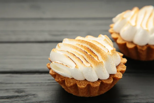 Ορεκτικά Cupcakes Λεμονιού Λευκή Κρέμα Σκούρο Φόντο Γιορτή Έκπληξη Γενέθλια — Φωτογραφία Αρχείου
