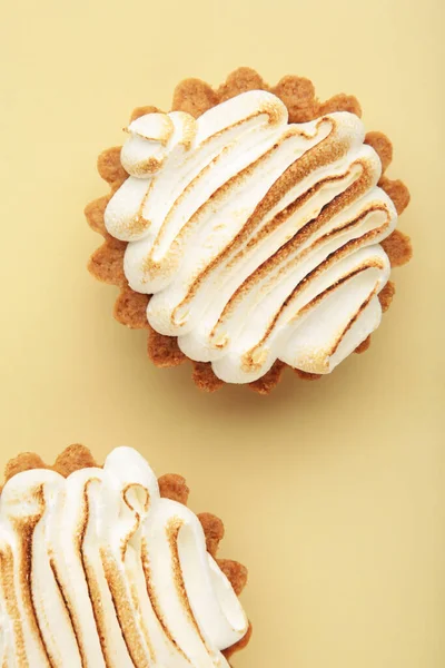 Appetitliche Zitronen Cupcakes Mit Weißer Sahne Auf Beigem Hintergrund Urlaub — Stockfoto