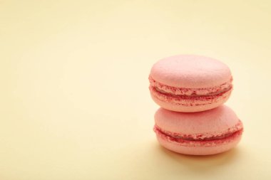 Bej arka planda tatlı ahududu kurabiyeleri. Üst görünüm