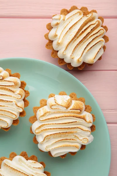 Appetitliche Zitronen Cupcakes Mit Weißer Sahne Auf Blauem Teller Auf — Stockfoto
