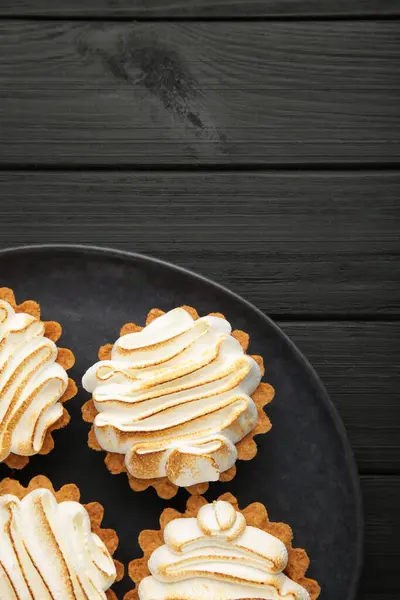 Appetitliche Zitronen Cupcakes Mit Weißer Sahne Auf Dunklem Hintergrund Urlaub — Stockfoto