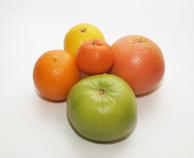 Olgun yeşil ve sarı portakal, limon ve mandarin.