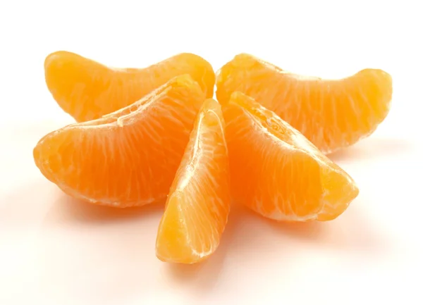 Rodajas de naranja mandarina sobre un fondo blanco — Foto de Stock
