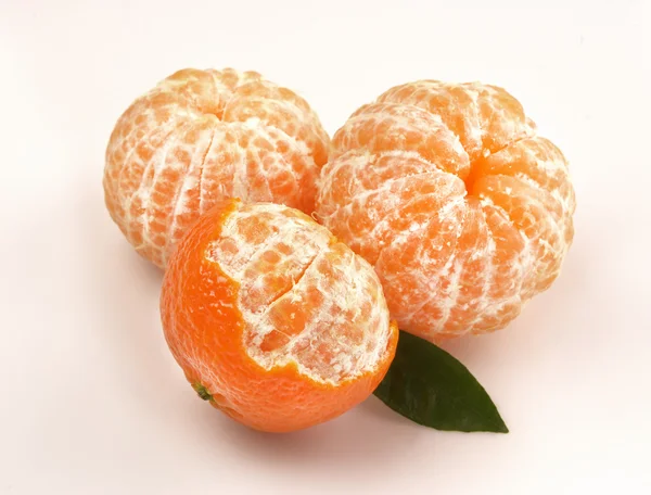 üç beyaz zemin üzerine yapraklarla mandalina