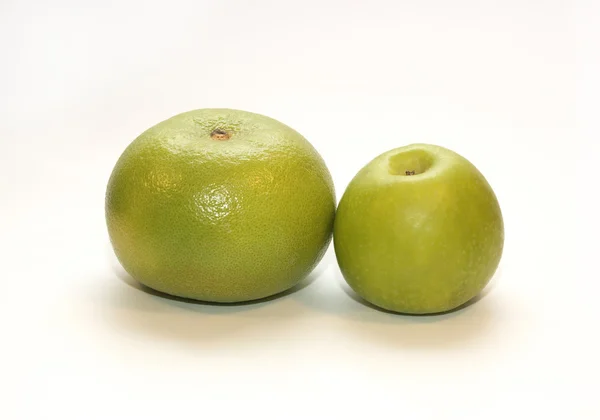 固体グレープ フルーツと、白地に青リンゴ — ストック写真