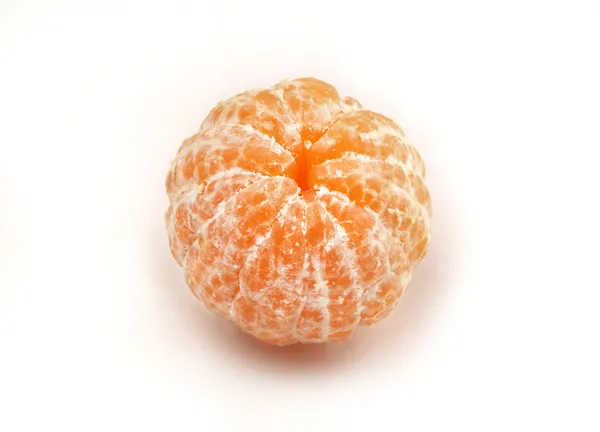 Mandarino pelato intero isolato su sfondo bianco — Foto Stock