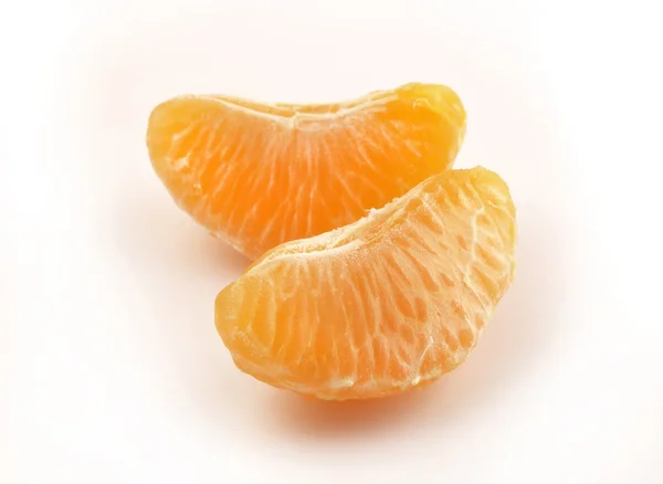 Dos rebanadas de mandarina sobre fondo blanco — Foto de Stock