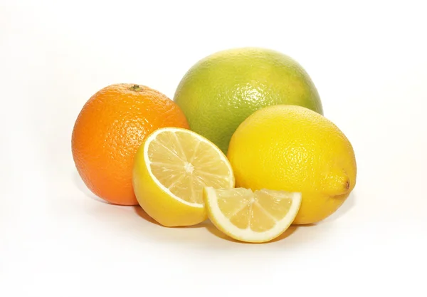 白い背景の上のスライスと柑橘系の果物 — ストック写真
