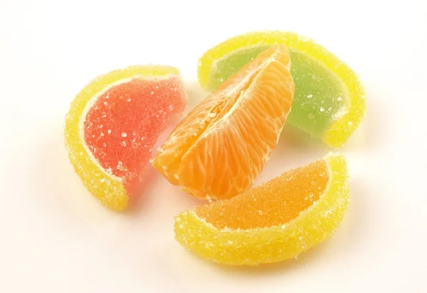 beyaz zemin üzerine mandalina ve marmelat dilimleri