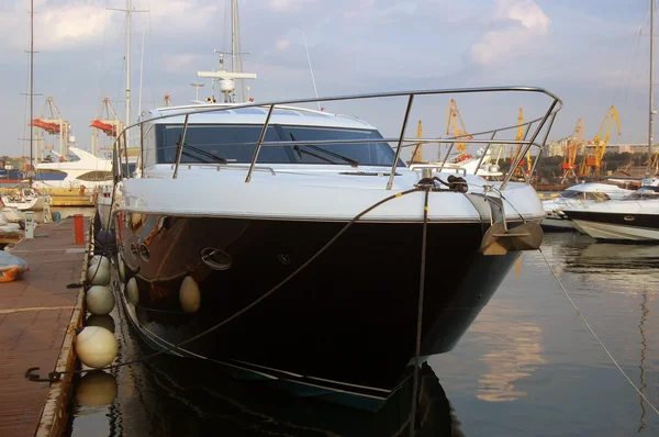 Yacht i hamnen — Stockfoto