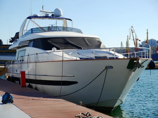 Jacht. eine Luxusjacht im Yachtclub im Hafen — Stockfoto