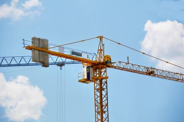 Binanın yakınında inşaat halindeki vinç. Ereksiyon vinci. Sanayi geçmişi.