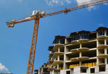 Beton bina yapım aşamasında. Crane binanın yanında. Vinçli ve binalı inşaat alanı. 