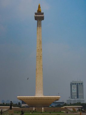 Jakarta, 30 Eylül 2021. Ulusal Anıt (Endonezce: Monumen Nasional, kısaltması Monumen Nasional), Endonezya savaşını sembolize eden Merdeka Meydanı 'nın merkezinde bulunan bir dikilitaştır. Üstü alevlerle kaplıdır.