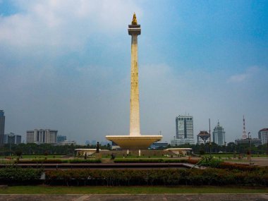 Jakarta, 30 Eylül 2021. Ulusal Anıt (Endonezce: Monumen Nasional, kısaltması Monumen Nasional), Endonezya savaşını sembolize eden Merdeka Meydanı 'nın merkezinde bulunan bir dikilitaştır. Üstü alevlerle kaplıdır.