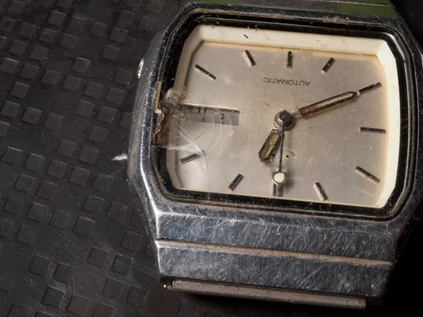 Primer Plano Brote Viejo Reloj Plata Cuadrada Con Cristales Rotos — Foto de Stock