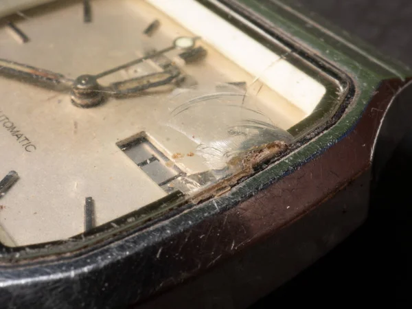 Primer Plano Brote Viejo Reloj Plata Cuadrada Con Cristales Rotos — Foto de Stock