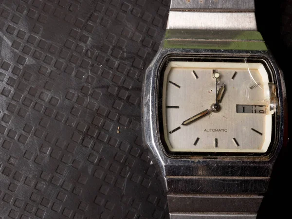 Close Atirar Relógio Prata Forma Quadrado Velho Com Vidro Quebrado — Fotografia de Stock