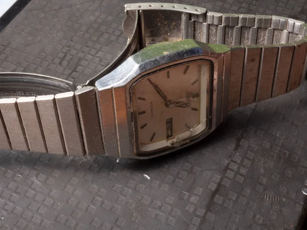 Close Atirar Relógio Prata Forma Quadrado Velho Com Vidro Quebrado — Fotografia de Stock