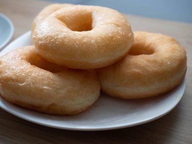 Kahverengi çikolatalı donut resmi. Dünyadaki en popüler yemek.