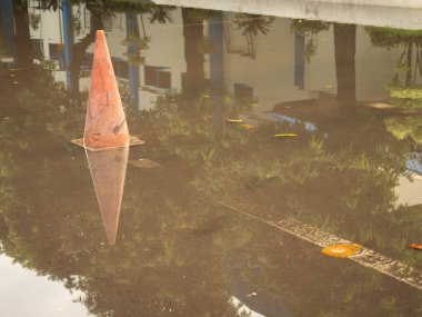 Otoparktaki şiddetli yağmurdan sonra su birikintisi oluştu.