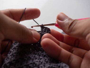 Örgü tekniği teçhizatıyla örgü çekimini kapat.