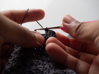 Örgü tekniği teçhizatıyla örgü çekimini kapat.