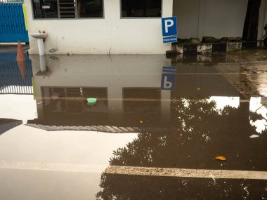 Otoparktaki şiddetli yağmurdan sonra su birikintisi oluştu.