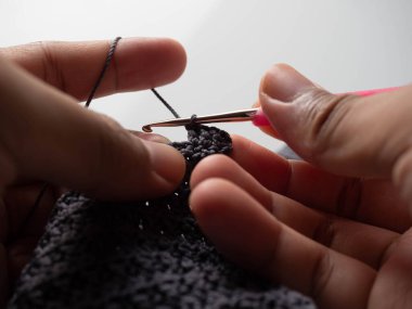 Örgü tekniği teçhizatıyla örgü çekimini kapat.