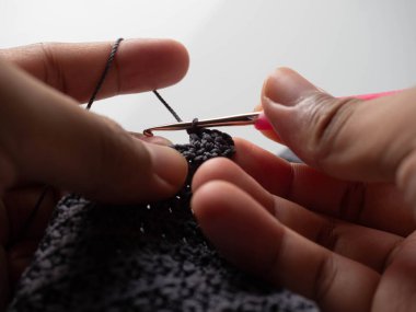 Örgü tekniği teçhizatıyla örgü çekimini kapat.