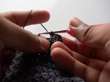 Örgü tekniği teçhizatıyla örgü çekimini kapat.