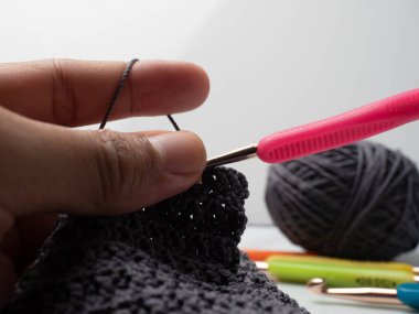 Örgü tekniği teçhizatıyla örgü çekimini kapat.