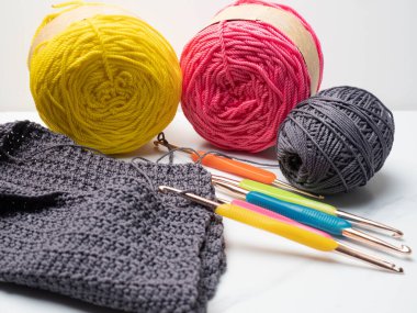 Örgü tekniği teçhizatıyla örgü çekimini kapat.