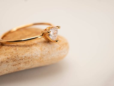 Altın nikah yüzüğünün güzel elmasla yakın çekimi