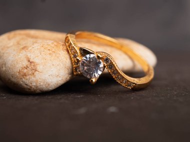 Altın nikah yüzüğünün güzel elmasla yakın çekimi