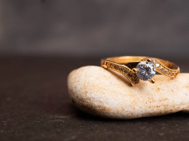 Altın nikah yüzüğünün güzel elmasla yakın çekimi