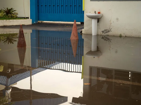 Otoparktaki şiddetli yağmurdan sonra su birikintisi oluştu.