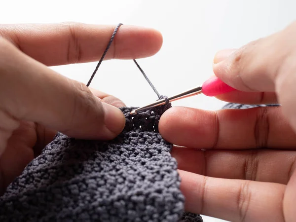 Örgü tekniği teçhizatıyla örgü çekimini kapat.