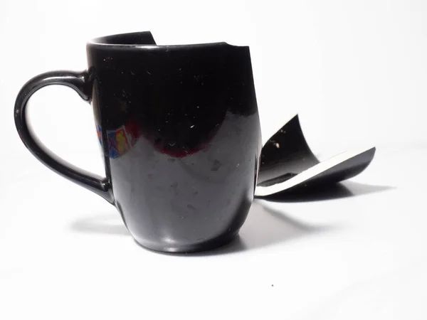 Разбитые Черные Фарфоровые Чашки Кофе Белом Фоне — стоковое фото
