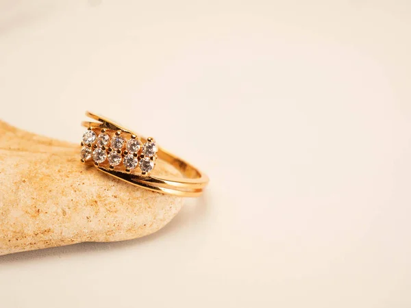 아름다운 다이아몬드로 결혼반지를 클로즈업 금반지 — 스톡 사진