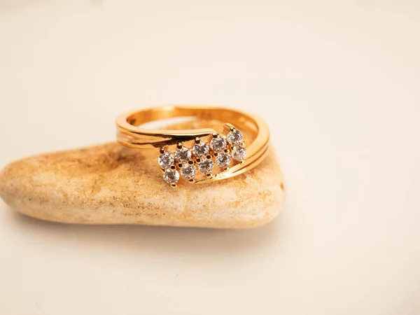 Közelről Lőni Arany Jegygyűrű Gyönyörű Gyémánt — Stock Fotó