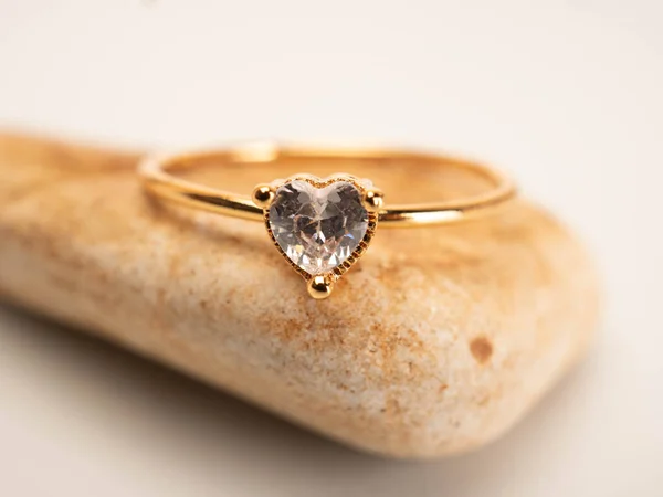 Közelről Lőni Arany Jegygyűrű Gyönyörű Gyémánt — Stock Fotó
