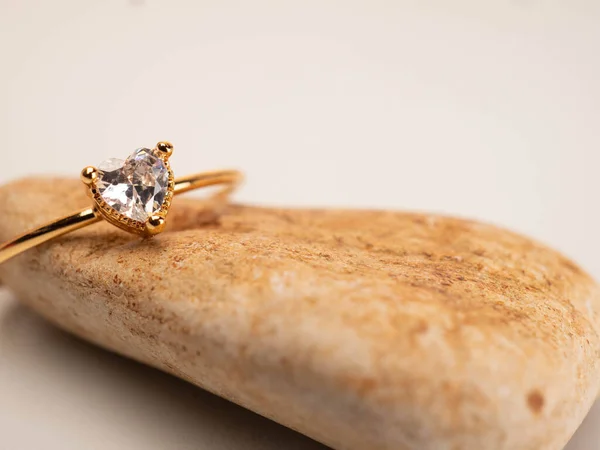 Detail Záběr Zlatý Snubní Prsten Krásným Diamantem — Stock fotografie